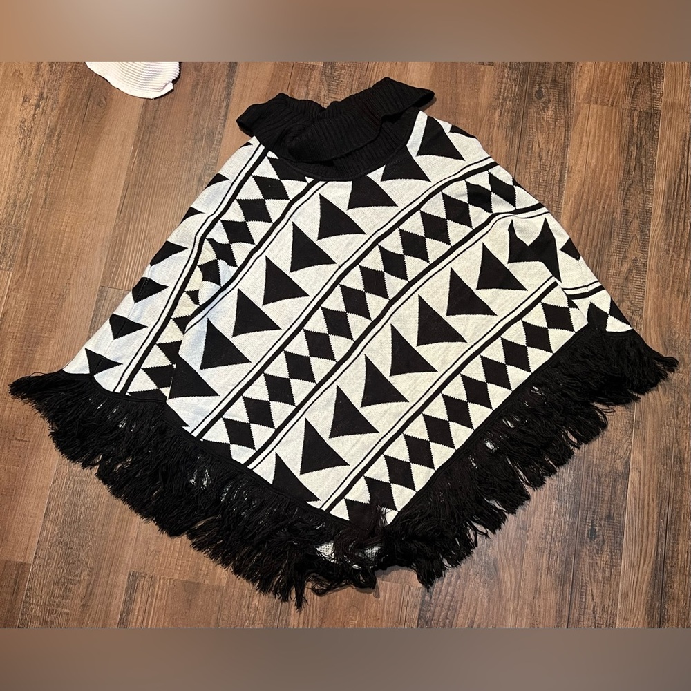 Women’s Alfred Dunner Black White Knitted Poncho Size L/XL